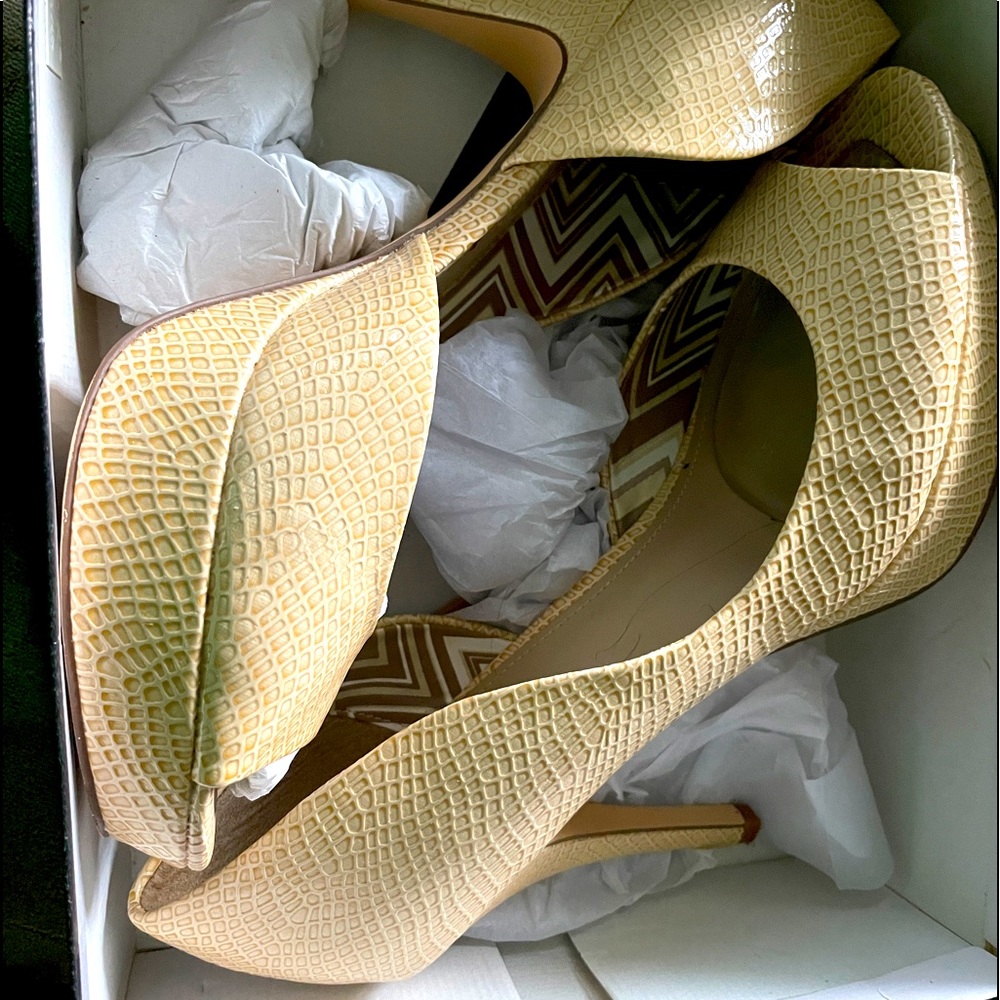 Bone colored Size 11 Fegalicious sandal pumps.
